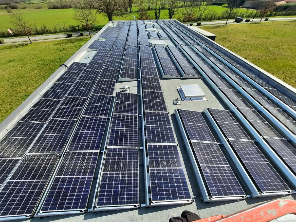 Réalisation NOVASOLAR : panneaux photovoltaïques sur une toiture-terrasse